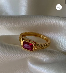 Anillo retro de acero chapado en oro de 18k con gema roja rectangular