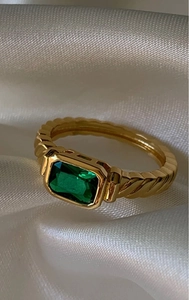 Anillo vintage de acero inoxidable chapado en oro de 18k con gema verde esmeralda