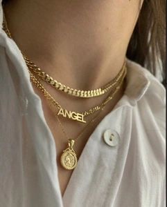 Detail einer dreilagigen 18k vergoldeten Halskette mit Angel-Schriftzug und Münzanhänger