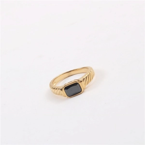 Anillo de sello vintage en acero inoxidable bañado en oro 18k con piedra negra