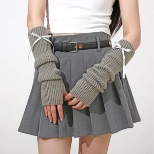 Détail de mitaines en tricot gris avec nœuds blancs de style japonais JK académie