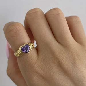 Anello in acciaio placcato oro 18K con zircone a cuore viola e rilievi vintage