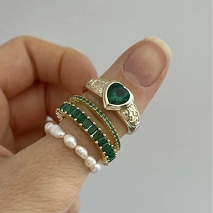 Set di quattro anelli placcati in oro 18K con smeraldo a cuore e perle barocche