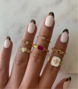 Primer plano del juego de seis anillos bañados en oro de 18k con ópalo y cristal