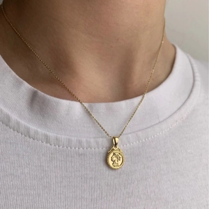 18k vergoldete Edelstahlkette mit Retro-Porträt-Münzanhänger, an einem Modell präsentiert