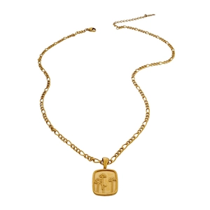 Minimalistische gouden madeliefje hanger ketting met figaro ketting op witte basis