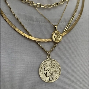 Mehrlagige 18k vergoldete Münzhalsketten mit Vintage Relief Porträts auf weißem T-Shirt