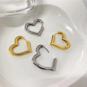Boucles d'Oreilles Créoles Cœur en Acier Inoxydable Minimaliste pour Femmes Boucles d'Oreilles Clous Forme Cœur Argent Plaqué Or 18K
