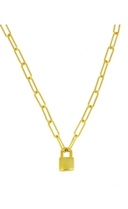 Detailopname van de gouden hangslot hanger aan een trendy paperclip schakelketting