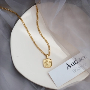 Elegante gouden ketting met bloemreliëf hanger en figaro-schakel voor dames