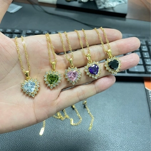 Collana con cuore in acciaio inossidabile dorato e zirconi AAA colorati da donna