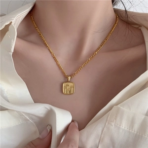 Elegante minimalistische gouden ketting met een rechthoekige hanger met madeliefjes