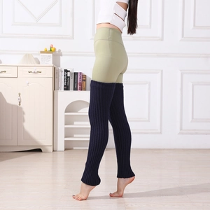 Détail de jambières en maille foncée avec texture côtelée épaisse sur leggings