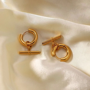Boucles d'oreilles créoles en acier plaqué or 18K avec pendentif barre en T