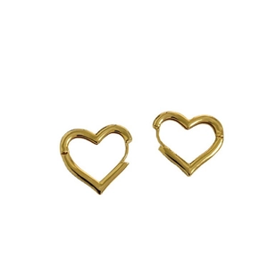 Vue macro des boucles d'oreilles cœur en acier inoxydable plaqué or 18 carats