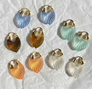 Dettaglio di cinque paia di orecchini a U placcati oro 18k con resina effetto conchiglia