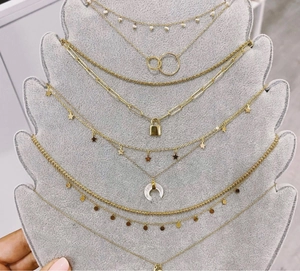 Gedetailleerde lagen 18k vergulde kettingen met hangers zoals slotje, maan en sterren