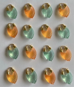 Orecchini a U con resina a ventaglio verde menta e arancione su cerchi dorati