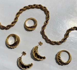 Set gioielli croissant placcato oro 18k con collana anelli e orecchini a cerchio