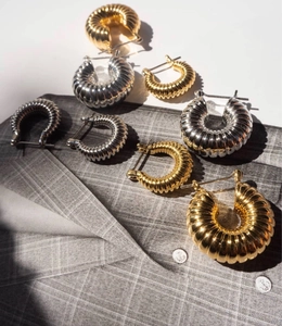 Minimalistische gerippte Creolen mit 18k Vergoldung in Gold und Silber Finish
