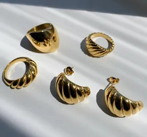 Conjunto de anillos y pendientes de acero inoxidable chapado en oro 18k con textura ondulada