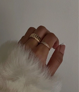 Dettaglio dell'anello a croissant placcato oro 18k e fedina con pavé di zirconi