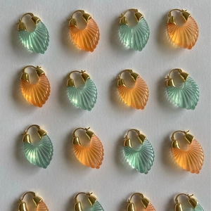Orecchini a U in acciaio inossidabile 18k con resina a conchiglia color menta e pesca