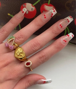 Anillo grueso bañado en oro de 18K con relieve de alas de ángel corazón y diseño de cereza