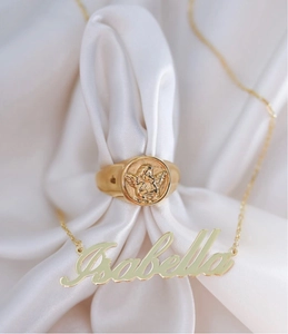 Dettaglio macro della collana Isabella personalizzata e anello con sigillo angelo