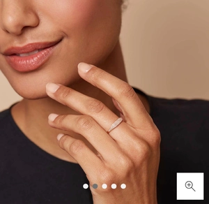 Dettaglio di un anello placcato in oro rosa con micro-pavé di zirconi AAA su una modella