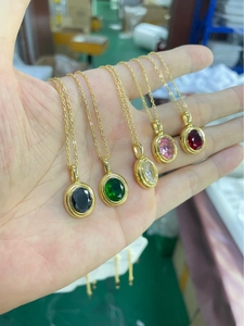 Detail van 18k goud roestvrijstalen kettingen met ovale kleurrijke AAA zirconia hangers