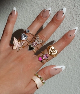 Anillos anchos bañados en oro de 18K con alas de ángel 3D y amuletos de corazón en manos