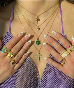 Conjunto de anillos corazón alas de ángel y collares de capas en oro de 18K con esmalte