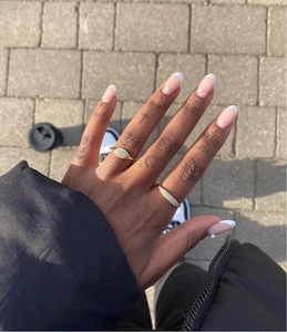 Primo piano dell'anello a sigillo placcato oro 18k e fedina di zirconi con nail art