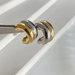 Pendientes de aro doble en forma de C bañados en oro de 18k con acabado pulido bicolor
