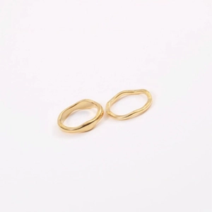 Juego de dos anillos minimalistas ondulados de acero inoxidable con acabado dorado