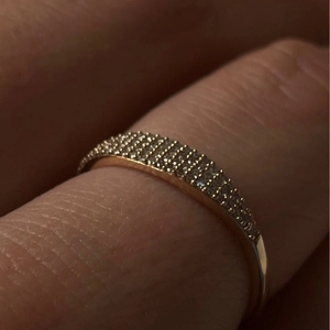 Anello in acciaio inossidabile placcato oro 18k con quattro file di zirconi AAA