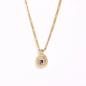 Detailopname van een vintage 18K gouden halsketting met een paarse edelsteen hanger
