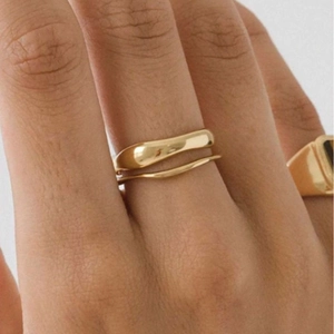 Anillo de ola de doble capa de oro minimalista para mujer con diseño pulido asimétrico