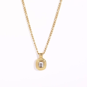 Detail van 18K goud roestvrijstalen ketting met vierkante edelsteen hanger en spiraalrand