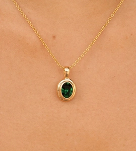 Detail van 18k goud vergulde roestvrijstalen ketting met ovale groene zirkoon edelsteen hanger