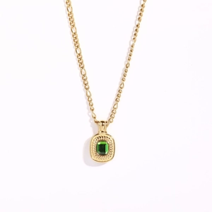 Detail van 18K gouden ketting met smaragdgroene edelsteen en gedraaide rand
