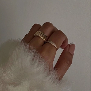 Set di anelli in acciaio inossidabile placcato oro 18K con zirconi AAA scintillanti