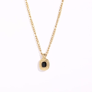 Detailopname van de 18K vergulde ketting met zwarte edelsteen en touwstructuur