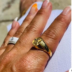 Anello chevalier ali d'angelo placcato oro 18K con rilievo inciso indossato al dito