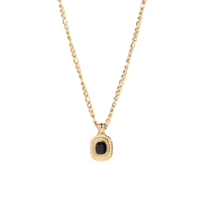 Detail van 18K vergulde ketting met zwarte edelsteen en verfijnde gevlochten textuur