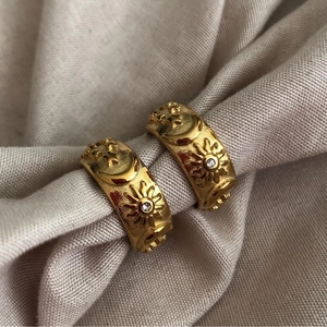 Set di anelli dorati vintage con motivi celesti sole luna stelle e zirconi incastonati