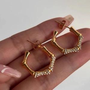 Pendientes estilo bambú bañados en oro de 18K con circonitas cúbicas micro-pavimentadas