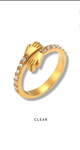 Dettaglio anello mani che si abbracciano placcato oro 18K con zirconi trasparenti brillanti