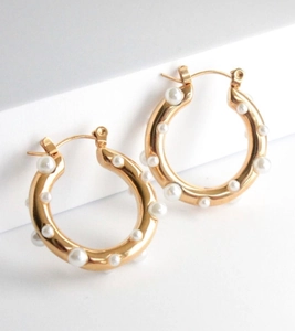 Détail de créoles vintage plaquées or 18 carats avec incrustations de perles élégantes